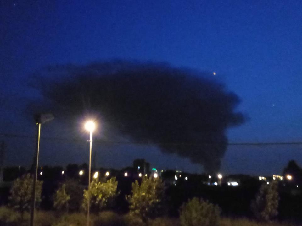 Guidonia: grande incendio al Car di Setteville, danneggiati magazzini alimentari