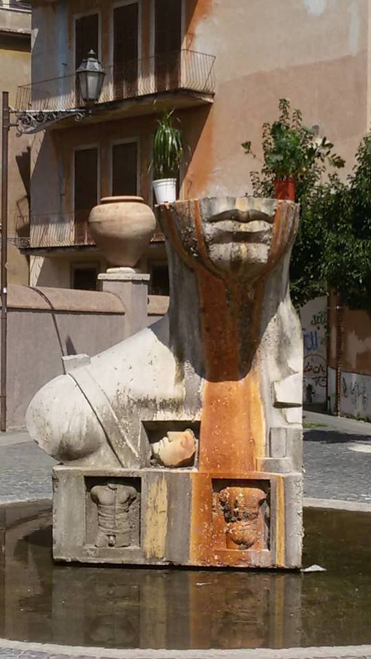 Igor Mitoraj la statua "reggi" vasi