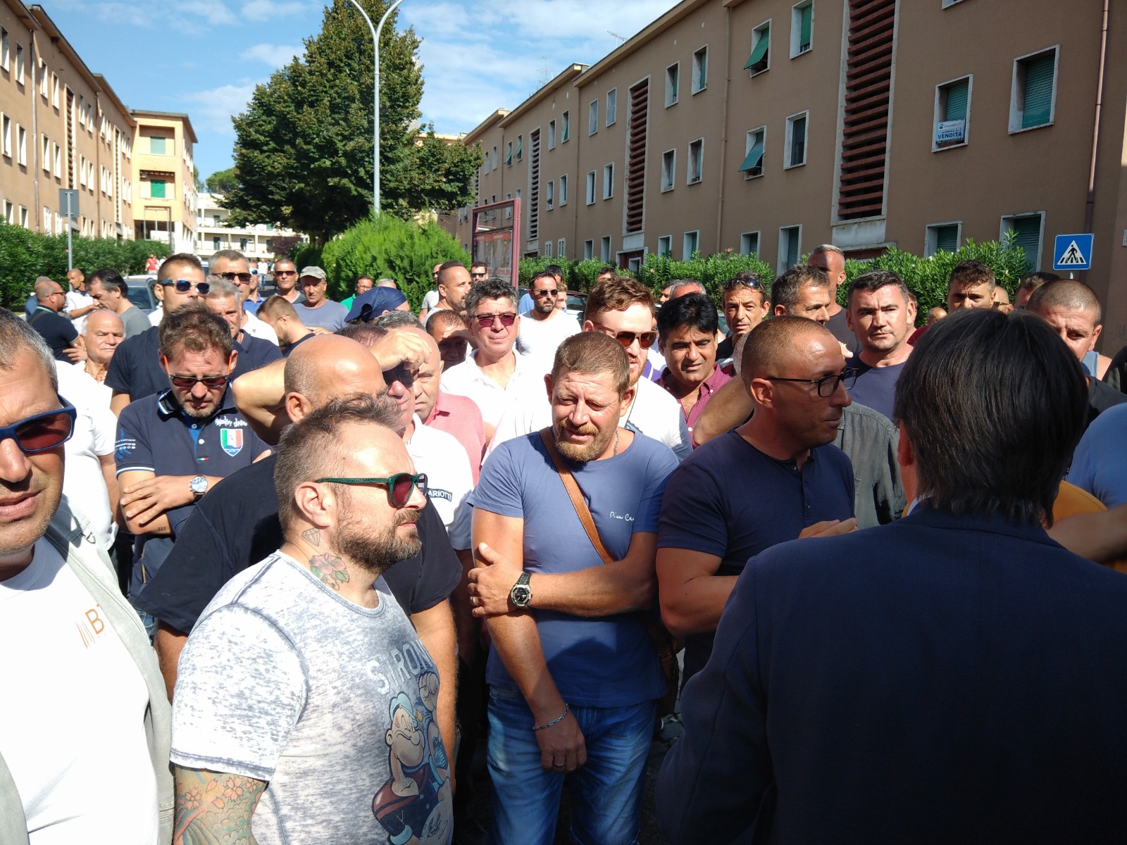 Cave: protesta del lavoratori in difesa dell’occupazione sotto il comune di Guidonia
