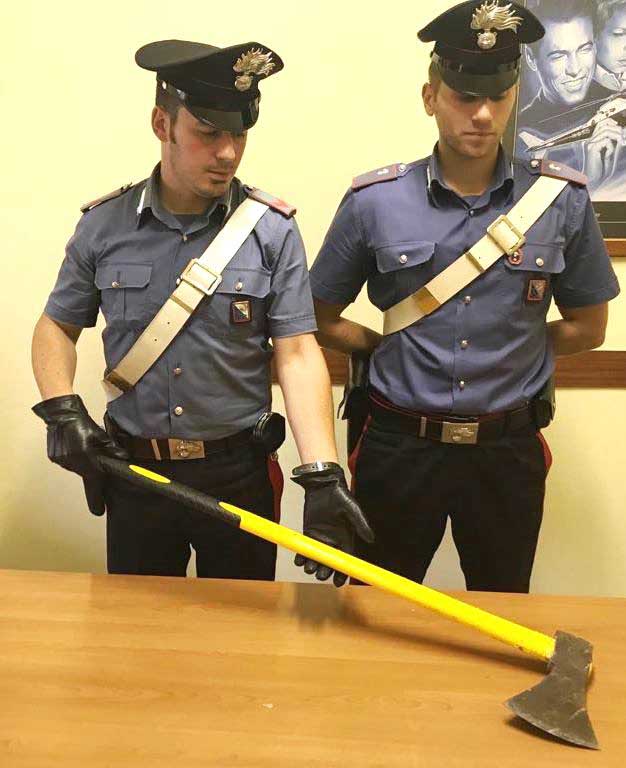 Sambuci, arrestato dai Carabinieri 49enne che devasta il portone dell’ex moglie con un’ascia