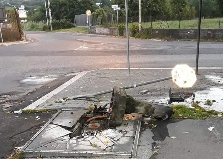 Nella notte divelta la fontanella davanti il cimitero di Tivoli