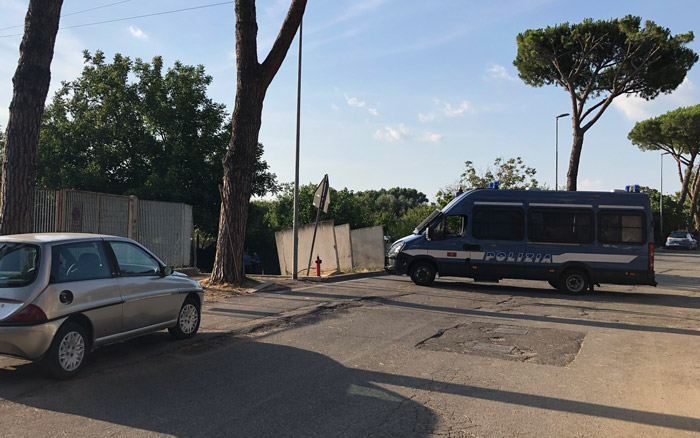 Linciaggio e rivolta all’Albuccione.Un centianaio di persone contro i campi rom, due italiani arrestati