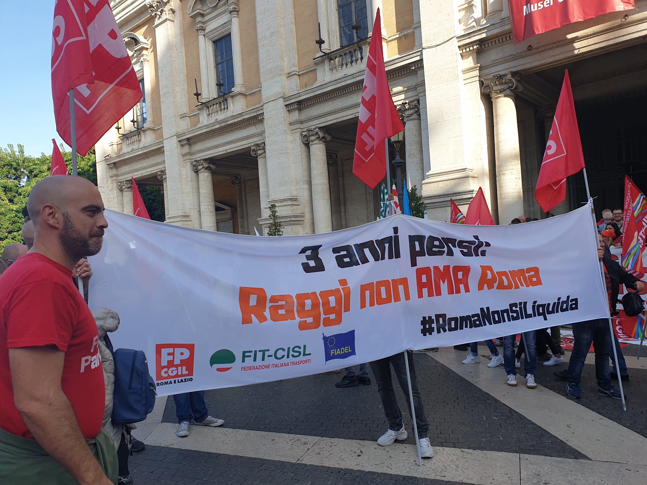 Proteste e uniti dallo slogan di giornata #RomaNonSiLiquida