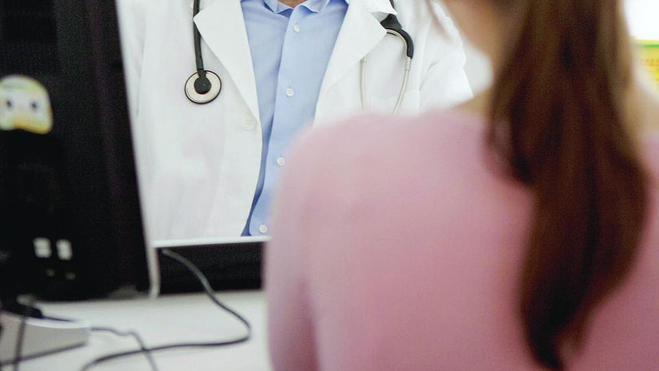 Medico dell’ospedale di Tivoli agli arresti domiciliari per violenza sessuale ai danni di pazienti