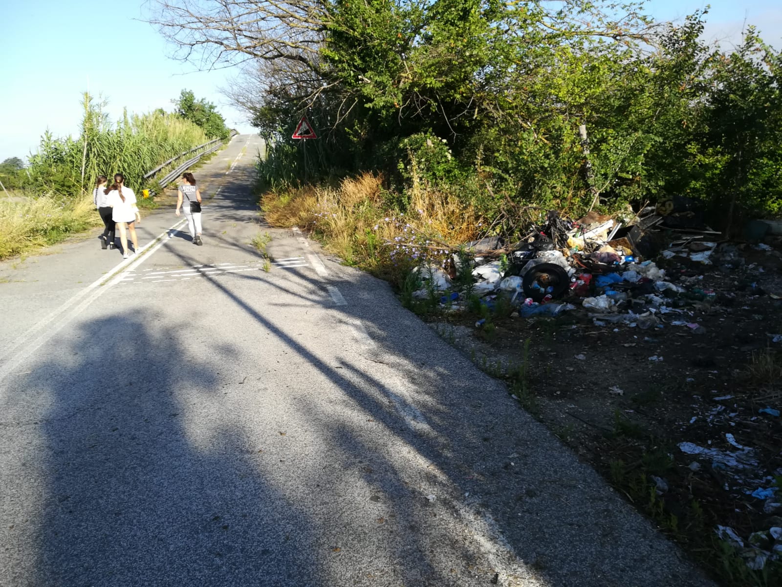 Arianna Cacioni: via della Longarina si è trasformata in una discarica 