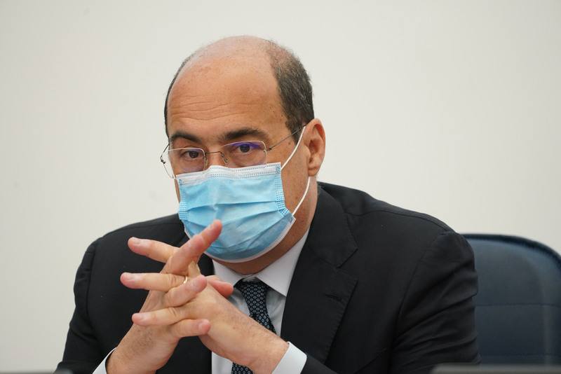 Zingaretti firma l’ordinanza per ripristinare l’obbligo di mascherina all’aperto