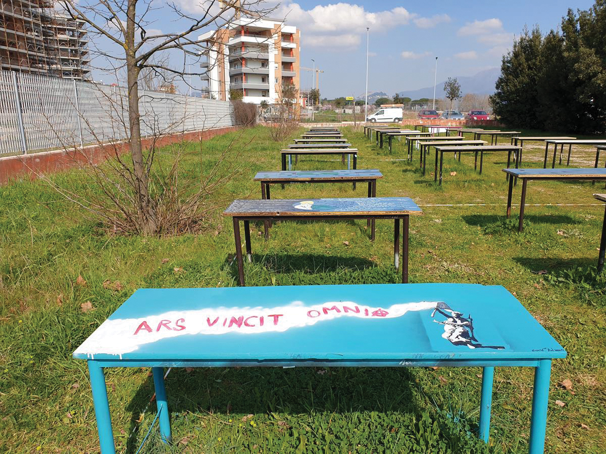Un tributo di 24 installazioni con i vecchi banchi al Liceo ‘Via Roma 298’ di Guidonia