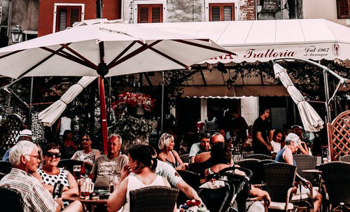 Tornano le zone gialle, ristoranti aperti la sera