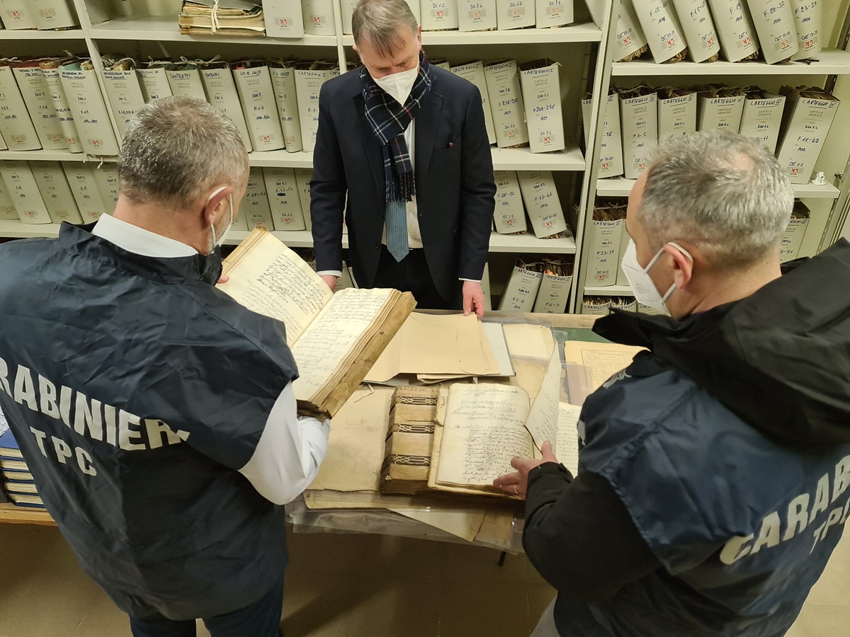 I Carabinieri Tutela Patrimonio Culturale  restituisce al Comune di Ciciliano  il volume Registro Storico