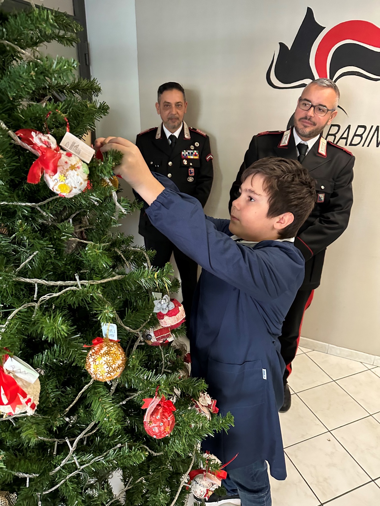 Gli alunni di Vicovaro per addobbare l’albero di Natale della caserma dei Carabinieri