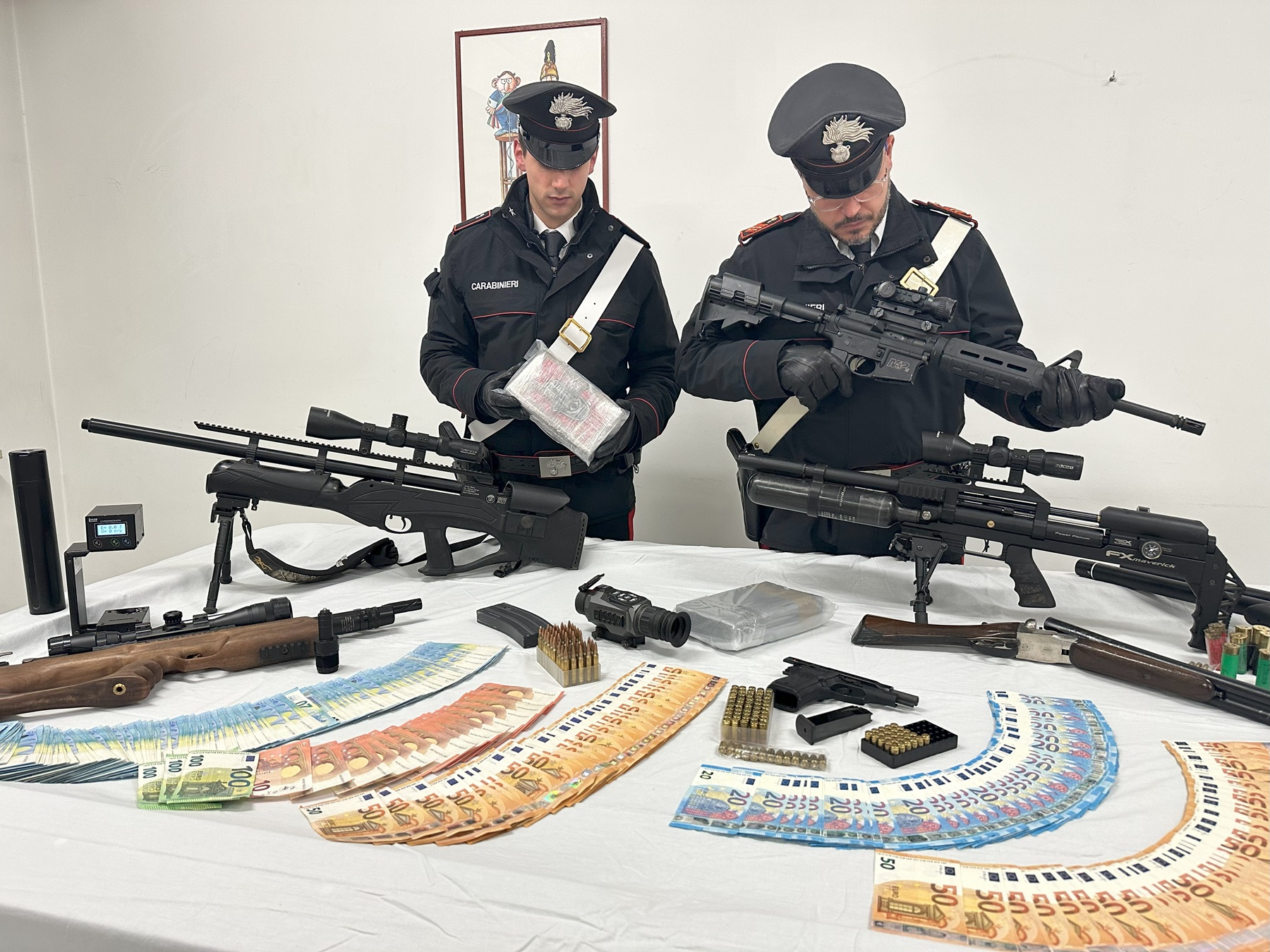 Vicovaro: arrestati due uomini in possesso di armi, droga e soldi falsi