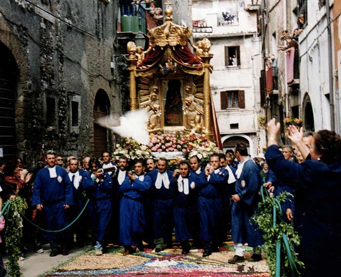 Tivoli: un week end tra processione ed infiorata