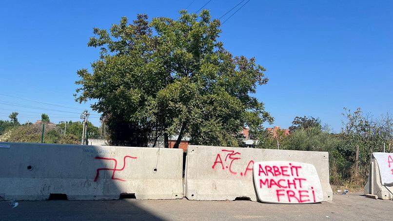 Albuccione: scritte e svastiche davanti al campo nomadi