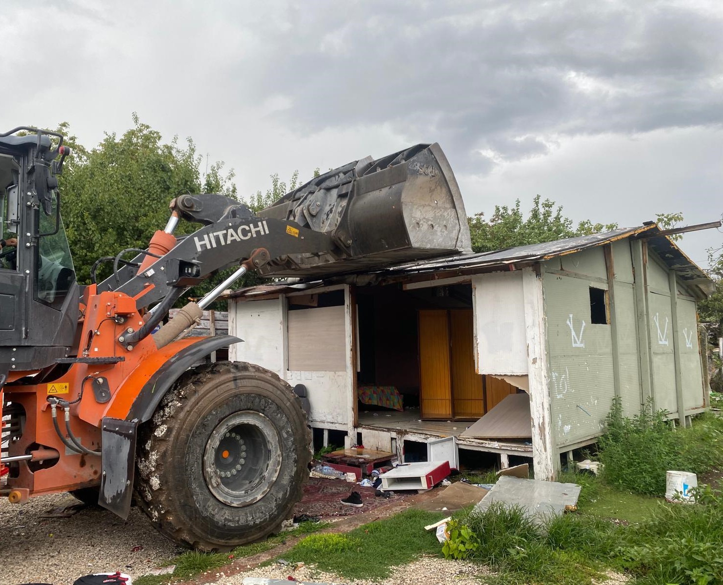 Campo nomadi abusivo, abbattuta un’altra baracca