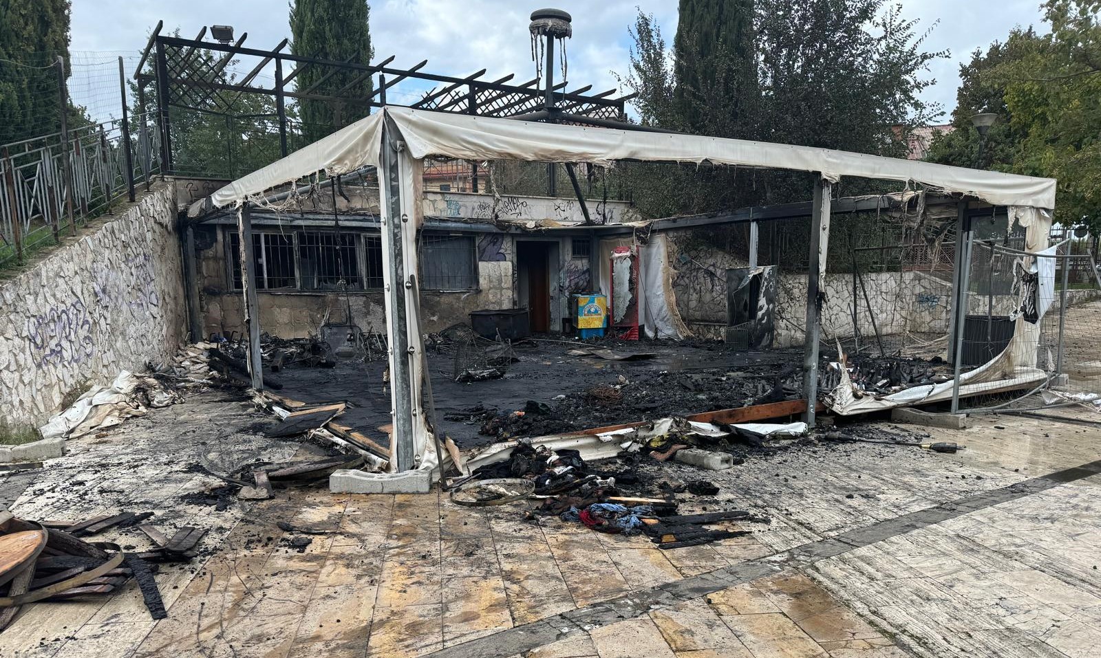 Parco “Paolo Di Nella” a Villalba, un incendio ha distrutto la tensostruttura