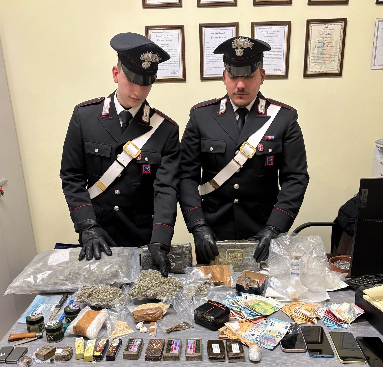 Tivoli: scoperto bazar della droga, arrestato 27enne