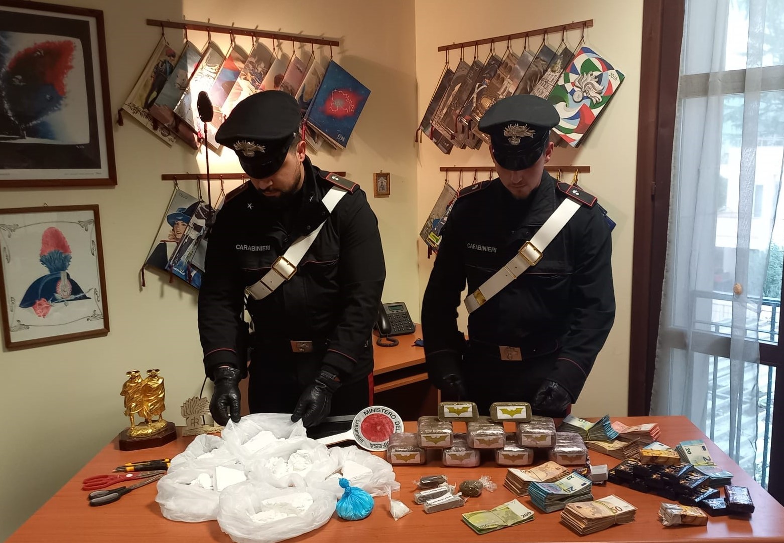 Guidonia, arrestato 25enne per spaccio: sequestrati oltre 6 kg di droga e 41mila euro in contanti