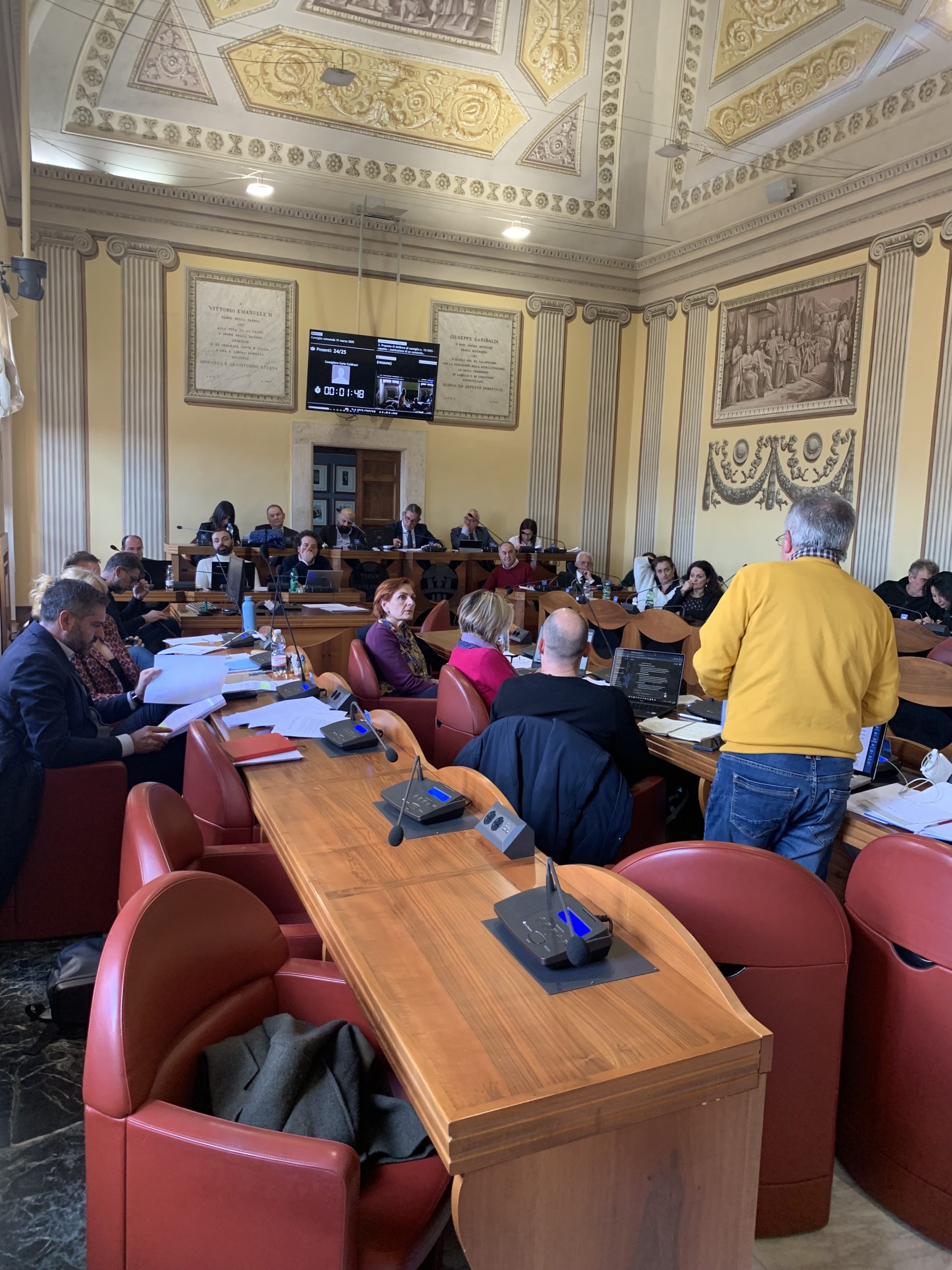 Tivoli: scontro in consiglio comunale: sospesa la mozione su Gaza, bocciata l’assistenza Alzheimer