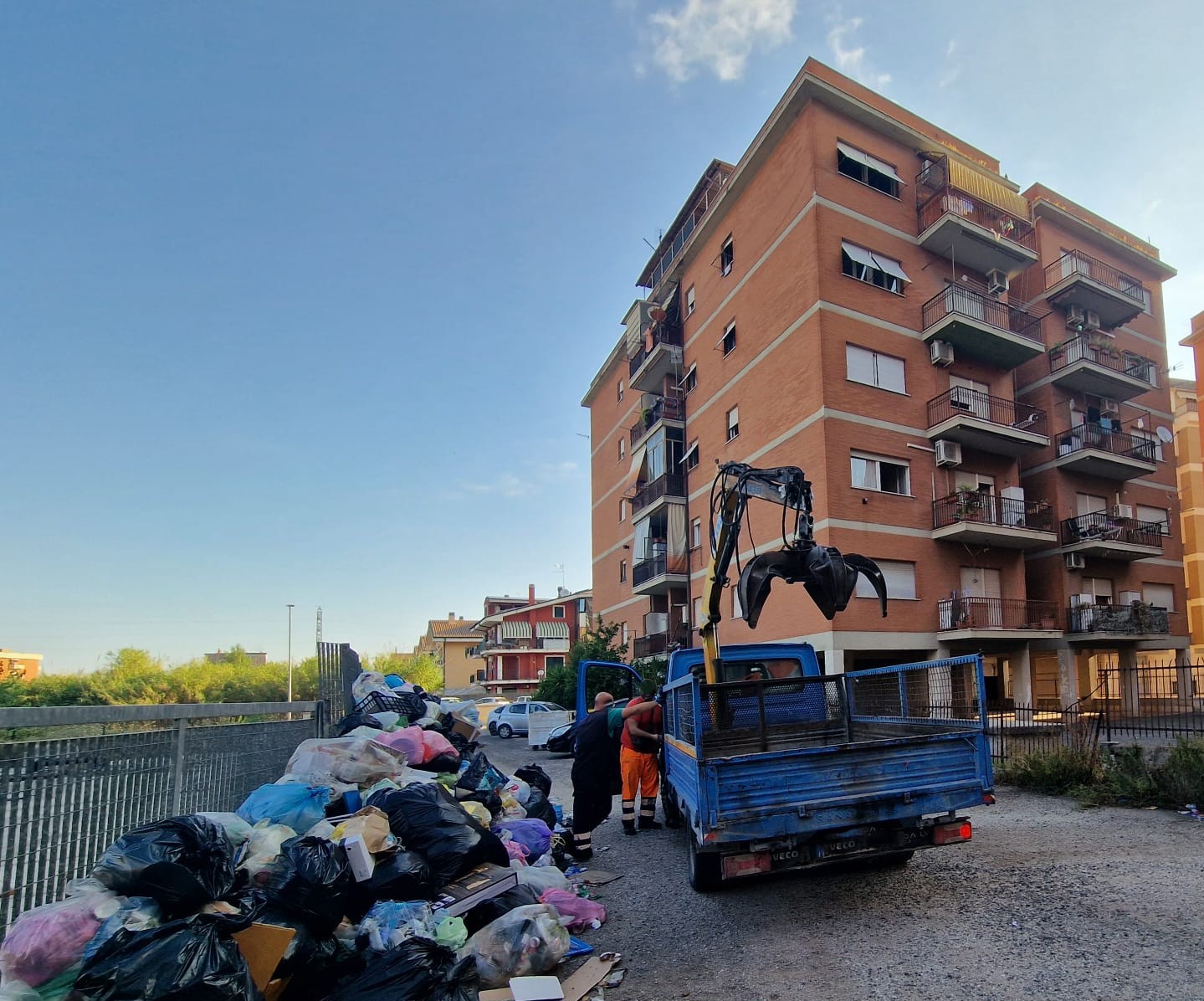 Villalba, via Trieste: ripulita nonostante il parcheggio selvaggio ostacola la raccolta dei rifiuti