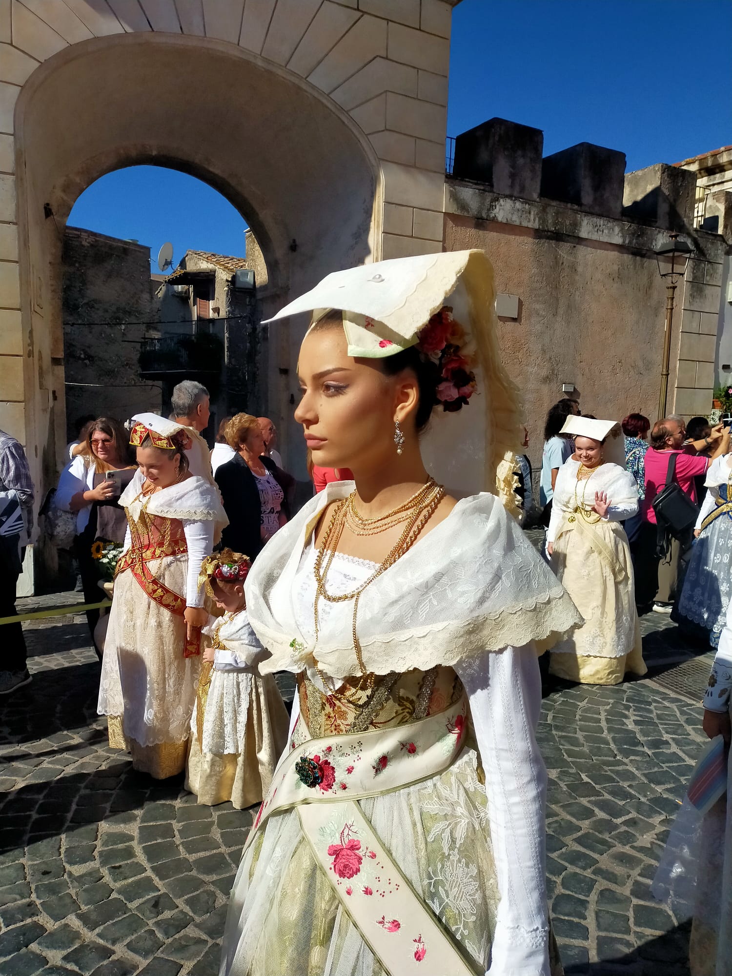 Montecelio, tradizione e orgoglio: la sfilata delle Vunnelle e dei Butteri incanta la città