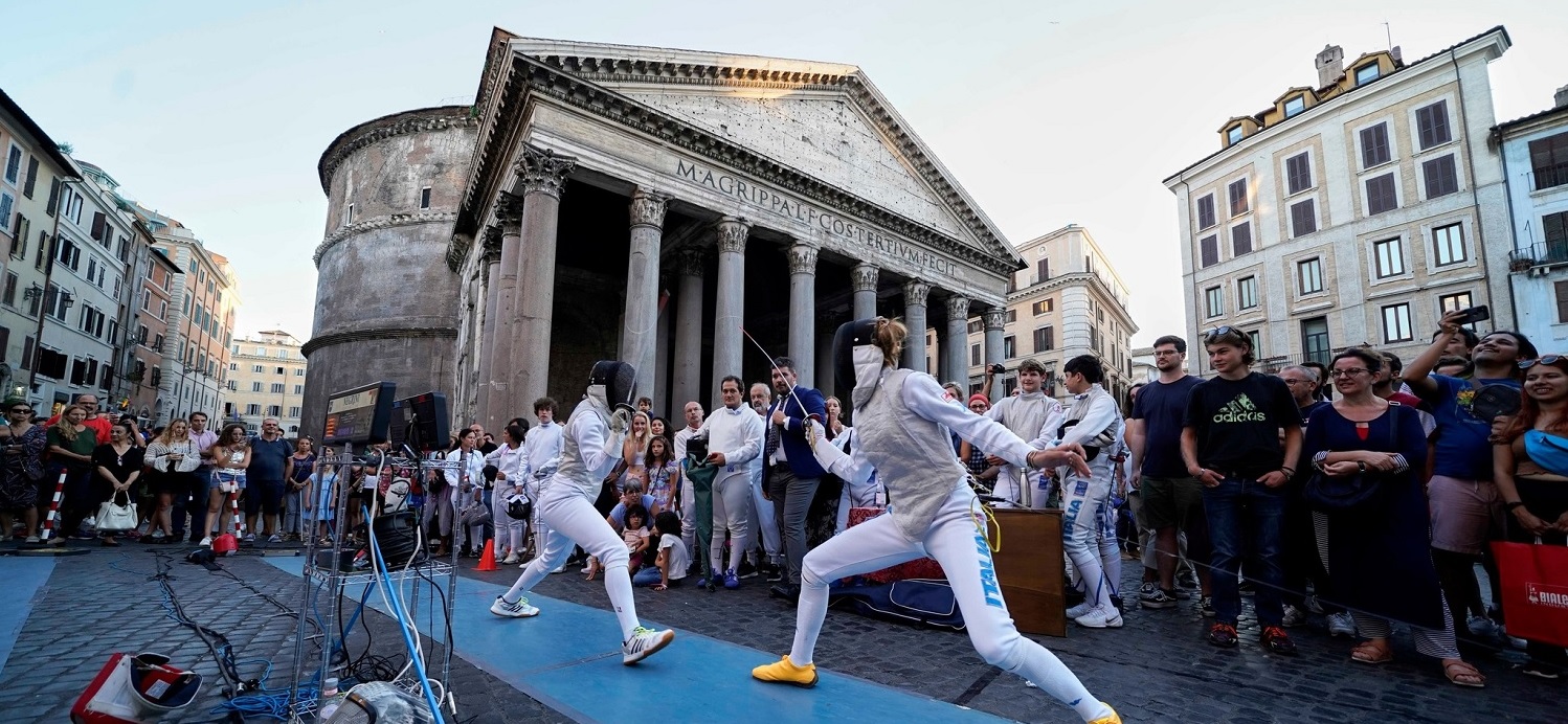 Maratona di scherma non agonistica al Pantheon a Roma