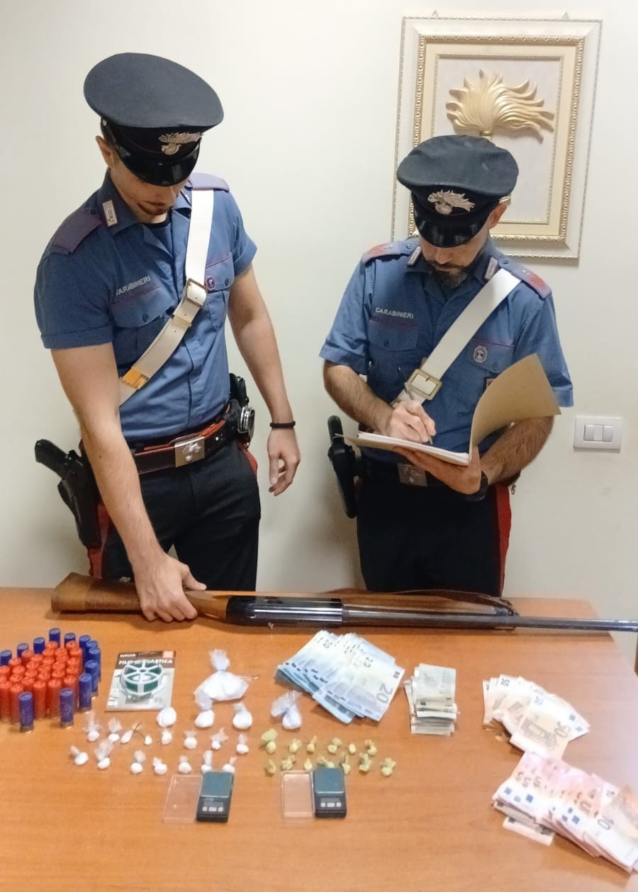Guidonia Montecelio – In casa cocaina e un fucile rubato: arrestato 33enne