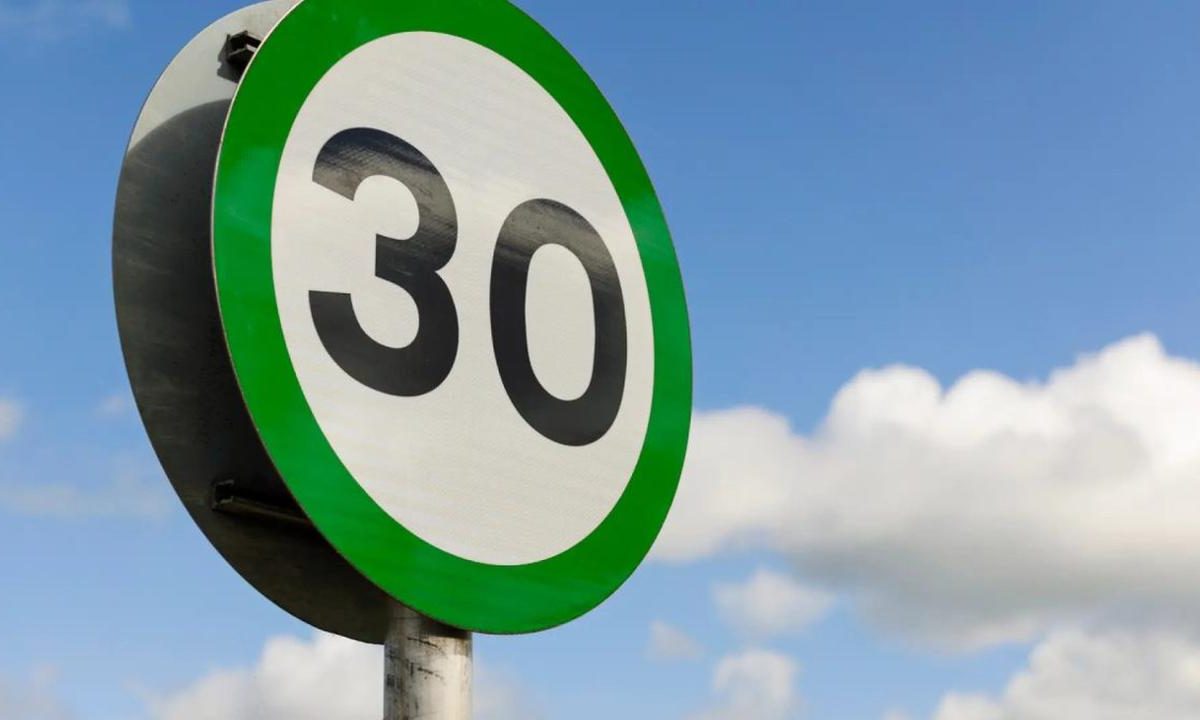 Codice della Strada, arrivano i nuovi segnali verdi | cambiano corsie e percorsi: guida diversa da subito