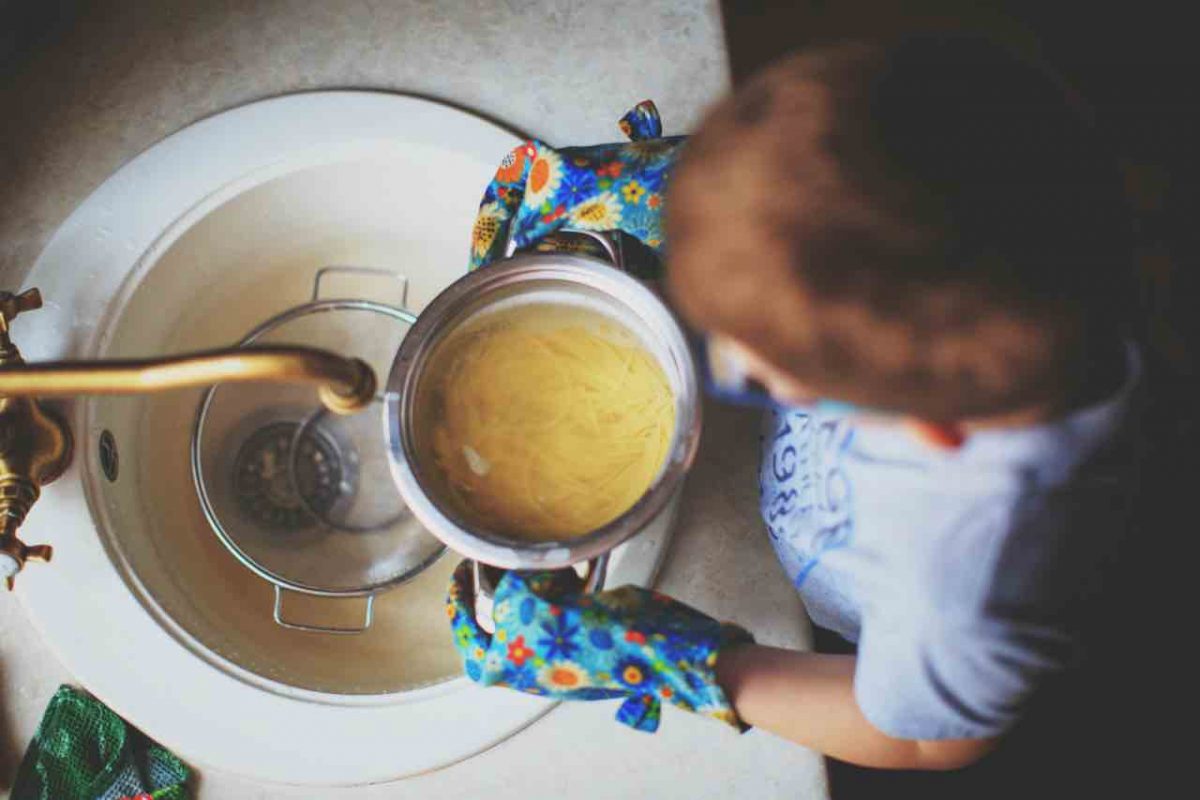 Butti l’acqua bollente della pasta nel lavandino? È un errore che può costare caro secondo gli esperti