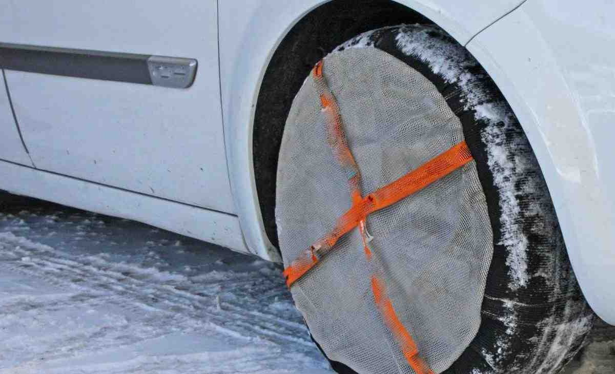 Obbligo invernale: le calze da neve sono legali come le catene | controlla l’omologazione o rischi multa