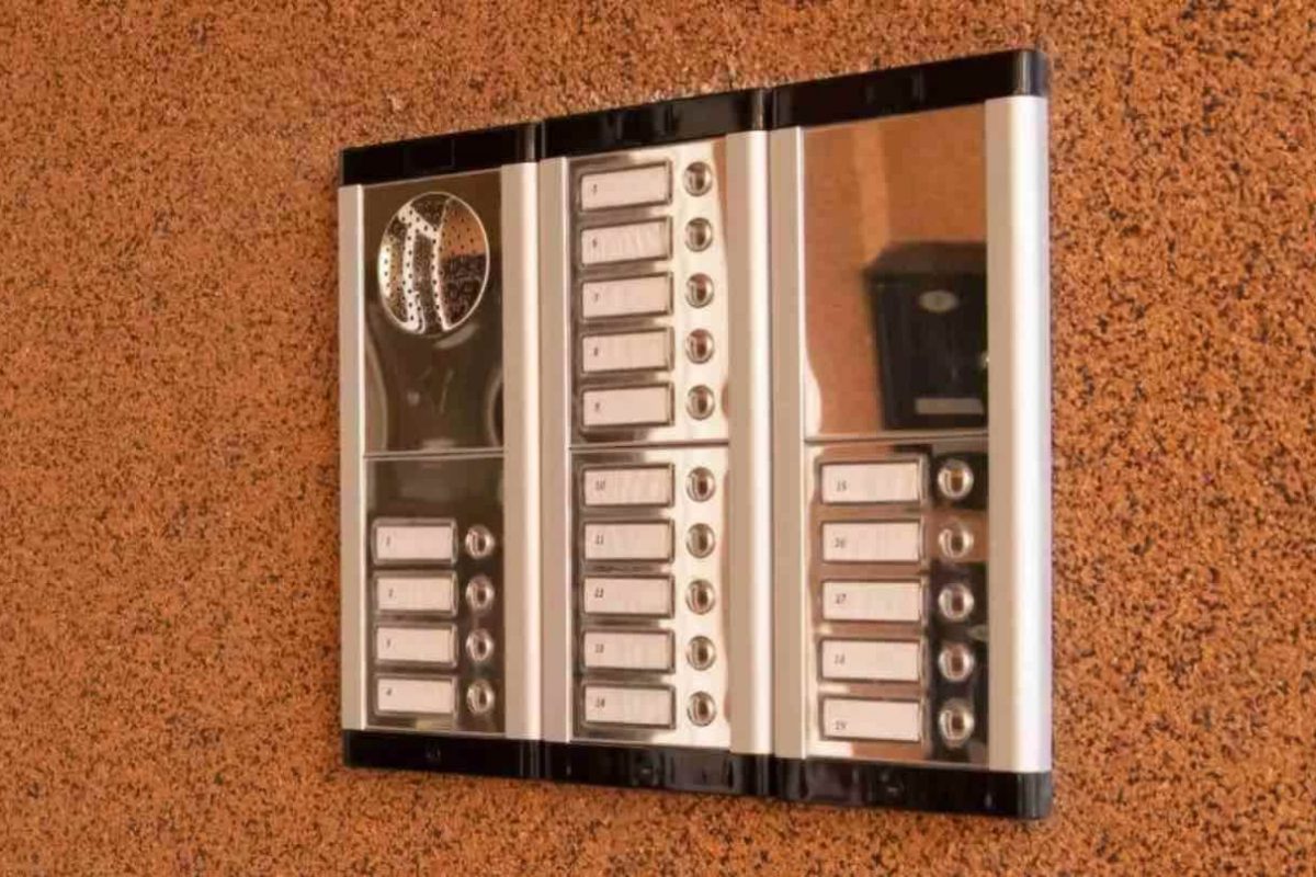 Furti in casa, questi simboli sulla porta o sul citofono indicano che stanno per svaligiartela: come riconoscerli