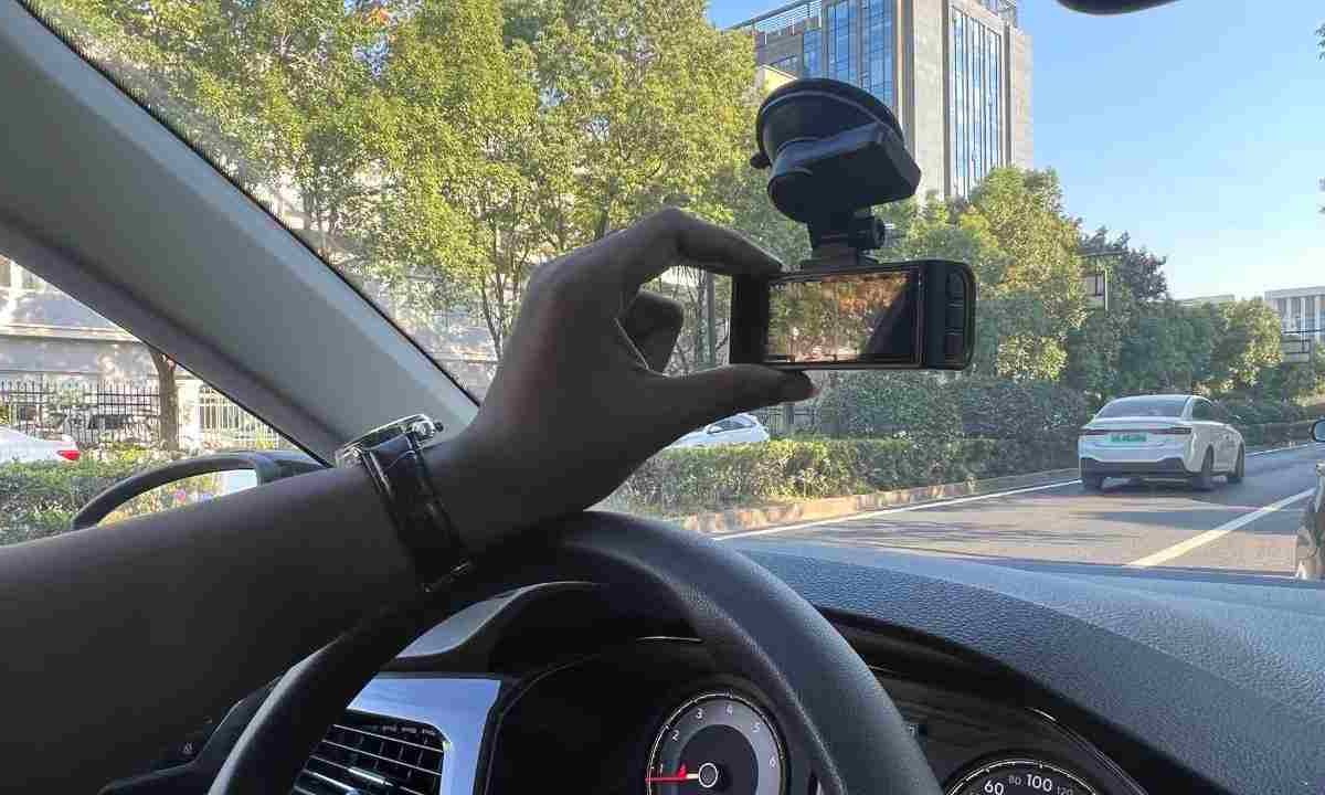 Dash cam in auto: diventano improvvisamente cruciali | Una ripresa di pochi secondi può salvarti da accuse pesanti