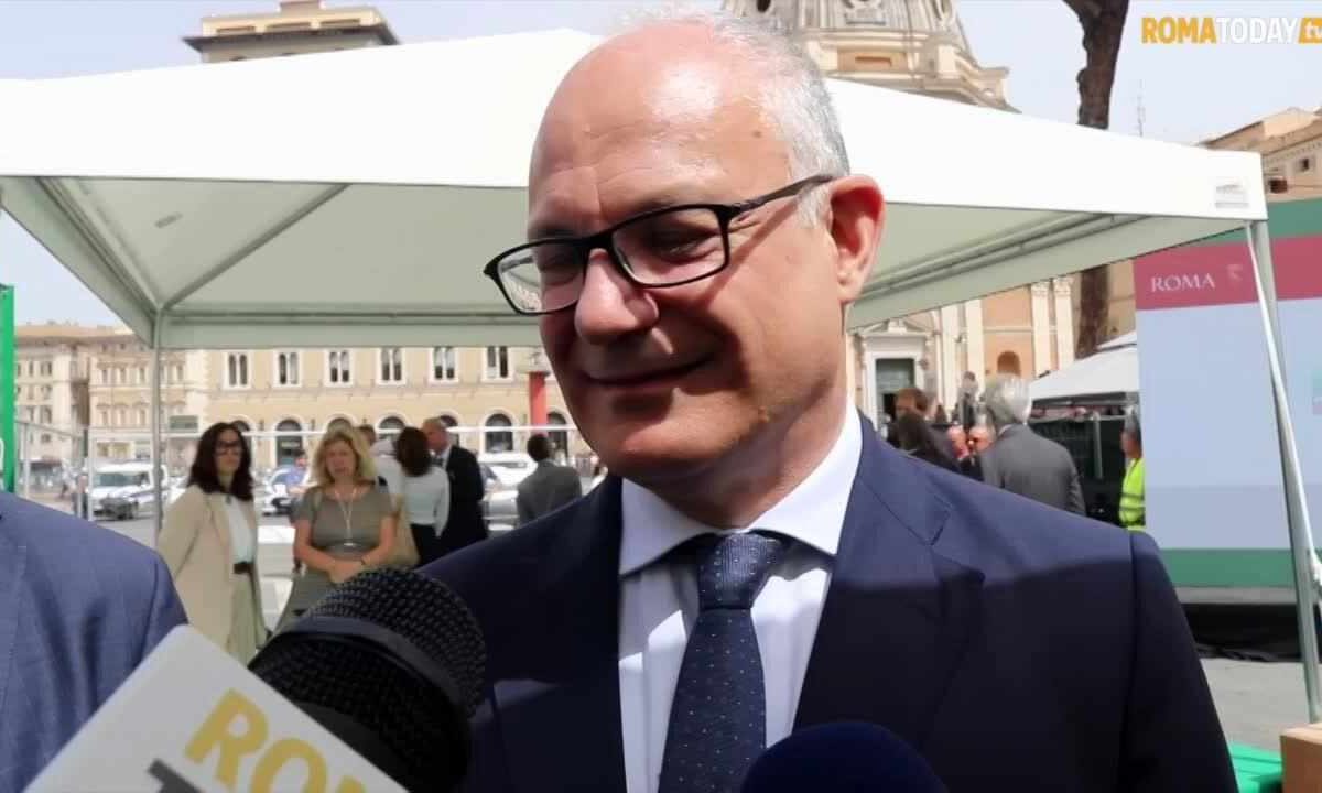 Scatta la rivoluzione pedonale: Piazza Venezia viene trasformata: Gualtieri non molla | i romani restano bloccati