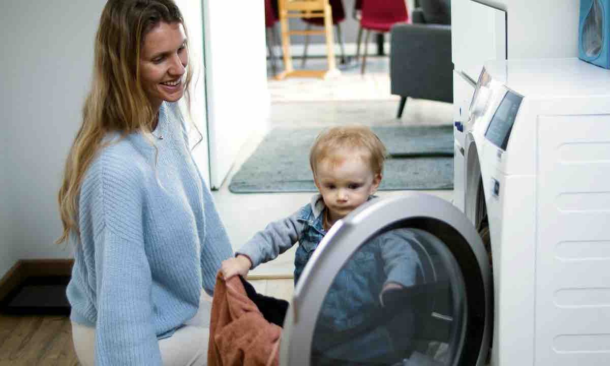 Lavatrice, per fare il bucato devi usare questo tipo di lavaggio: salvi tessuti e bolletta senza rinunciare al pulito | C’è però un errore da evitare se in casa ci sono bimbi