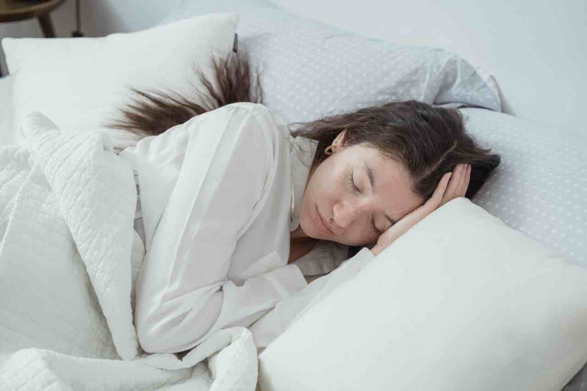 Materasso, come devi pulirlo per migliorare sonno e salute: bastano pochi gesti per averlo come quello di in una stanza d’albergo