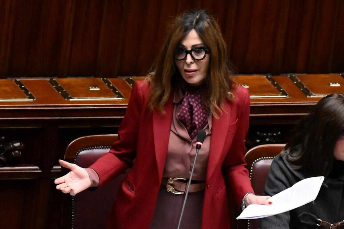 Santanchè salva-seggio: processo sospeso e atti spediti al Senato | la giustizia fa un passo indietro