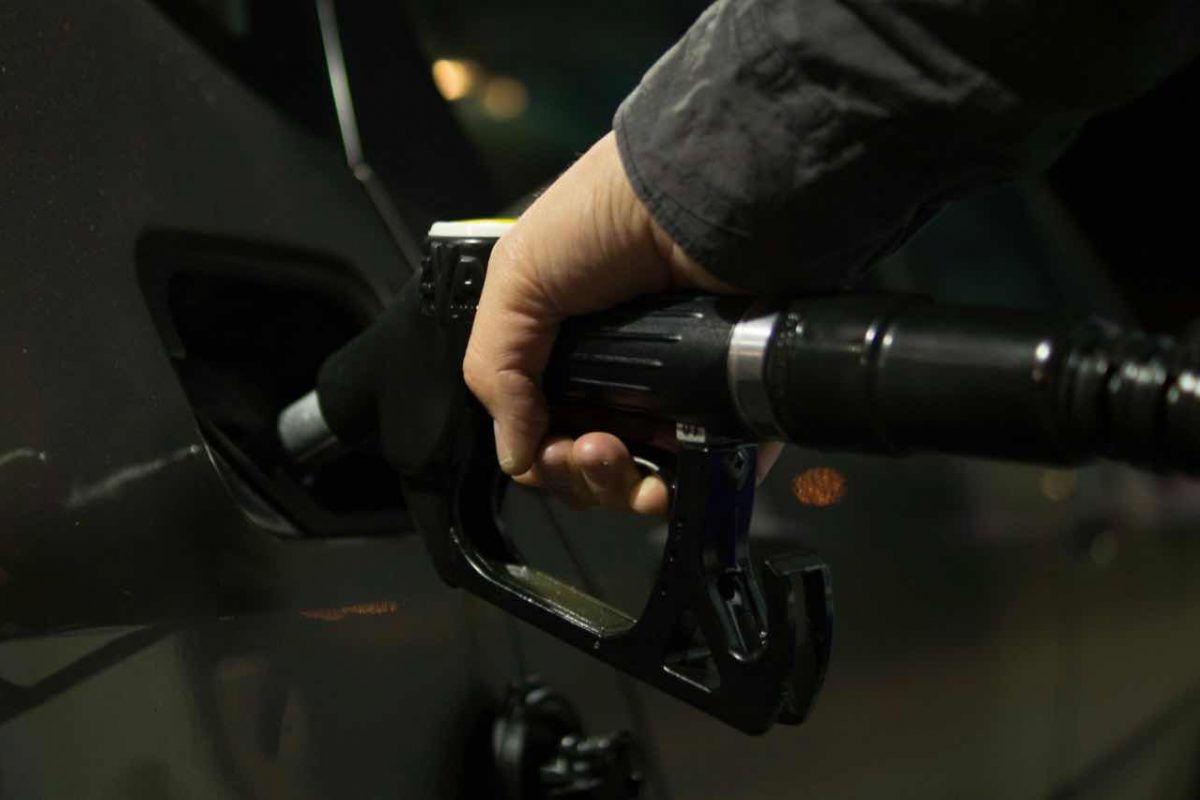 Ora fare il pieno diventa un lusso: quanto costerà in più fare benzina | La stangata per milioni di automobilisti