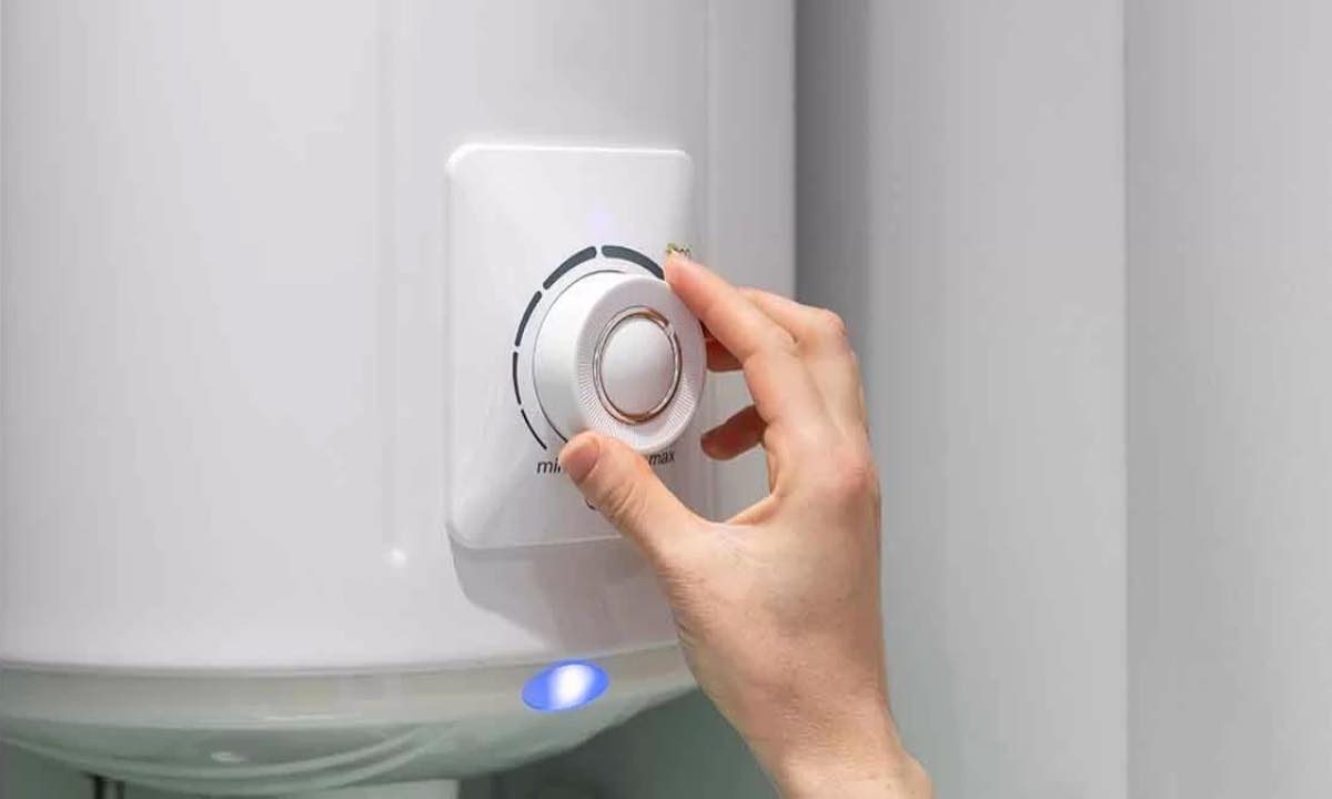 Vecchio scaldabagno: due mosse dimezzano la bolletta dell’acqua calda | se le ignori butti via centinaia di euro ogni volta