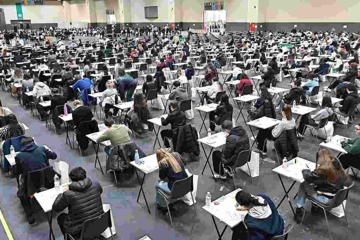 Test di medicina in fiamme: smartphone, foto e smartwatch | l’esame rischia l’annullamento