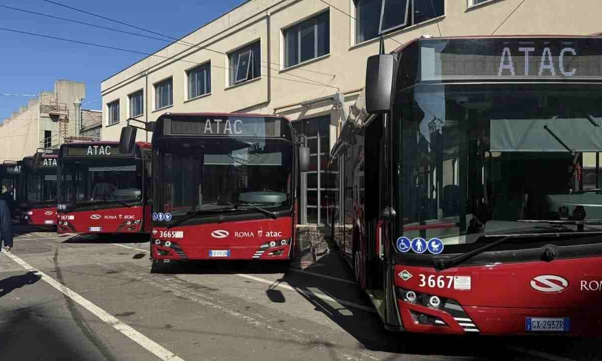Atac costretta ai rimborsi: 3 milioni agli abbonati e una nuova app che paga i ritardi