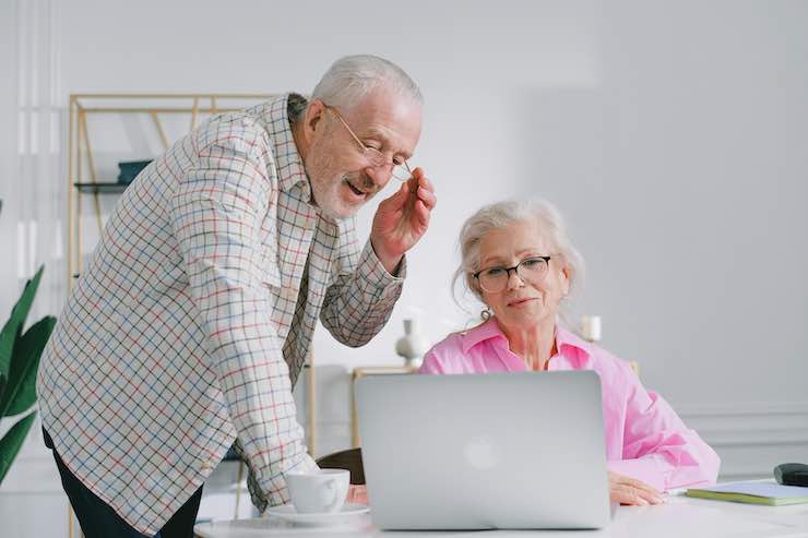 Pensionati al computer (pexels)