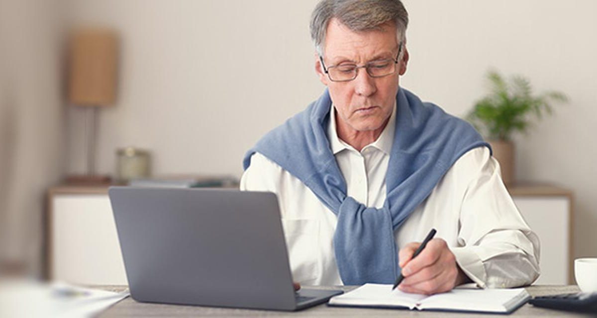 Assumere un genitore pensionato, può costarti molto caro | Le regole che l’Inps controlla davvero: puoi perdere tutto