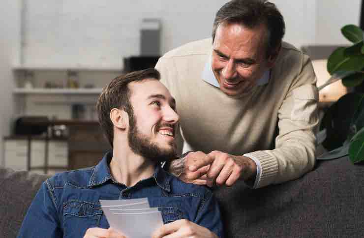 Bonifico, se vuoi regalare dei soldi per Natale a tuo figlio devi inserire questa causale: non farlo fa scattare i controlli