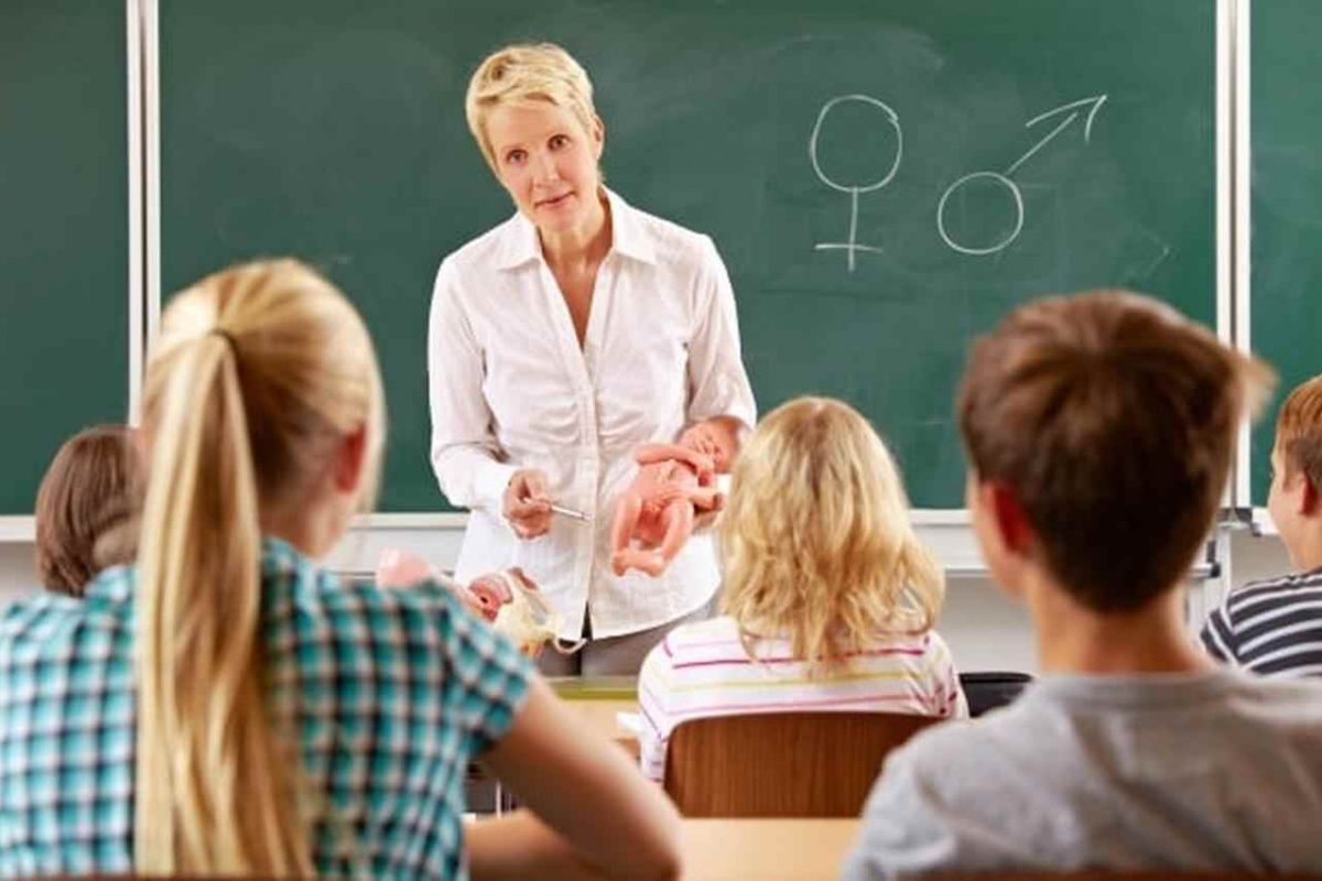 Educazione sessuale solo “su permesso”: via libera al ddl Valditara, cambia tutto per le scuole italiane