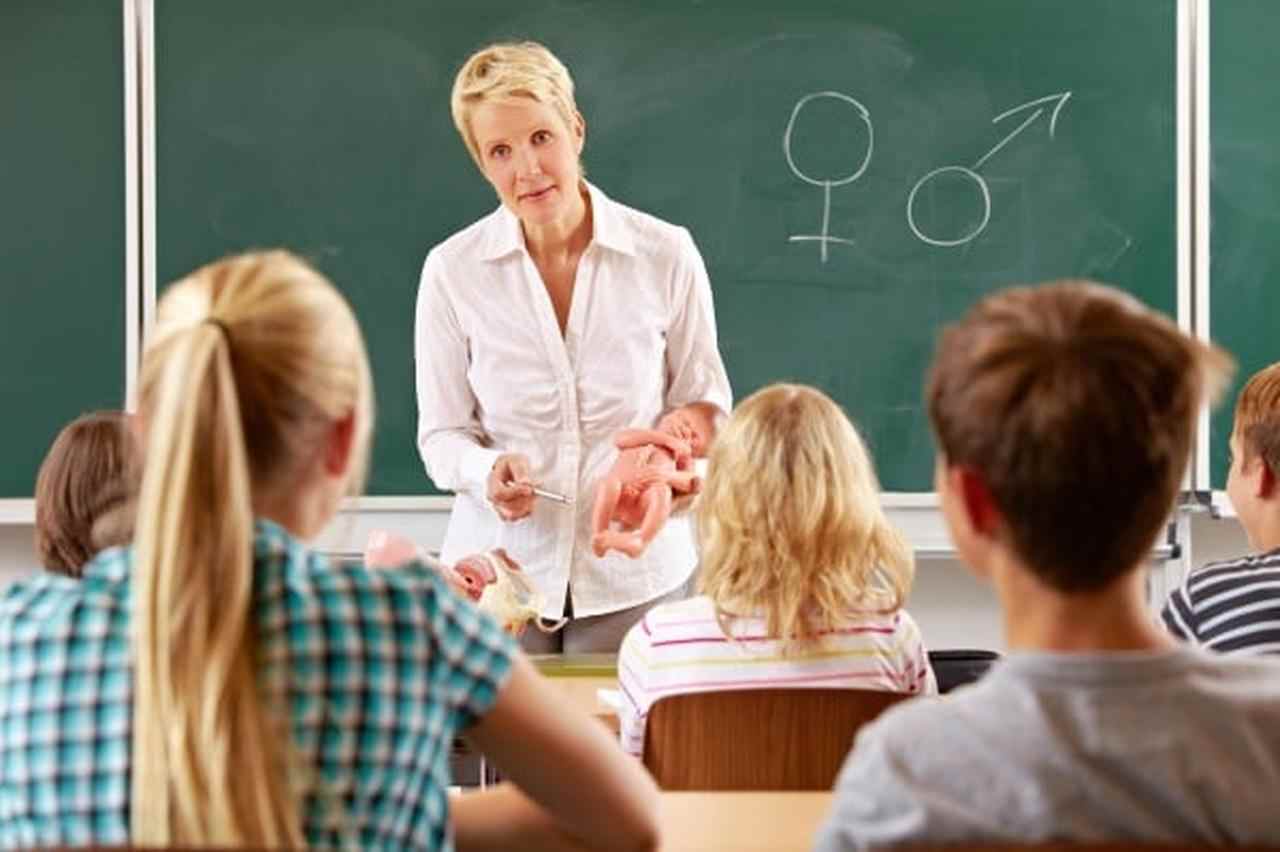 Educazione sessuale solo “su permesso”: via libera al ddl Valditara, cambia tutto per le scuole italiane