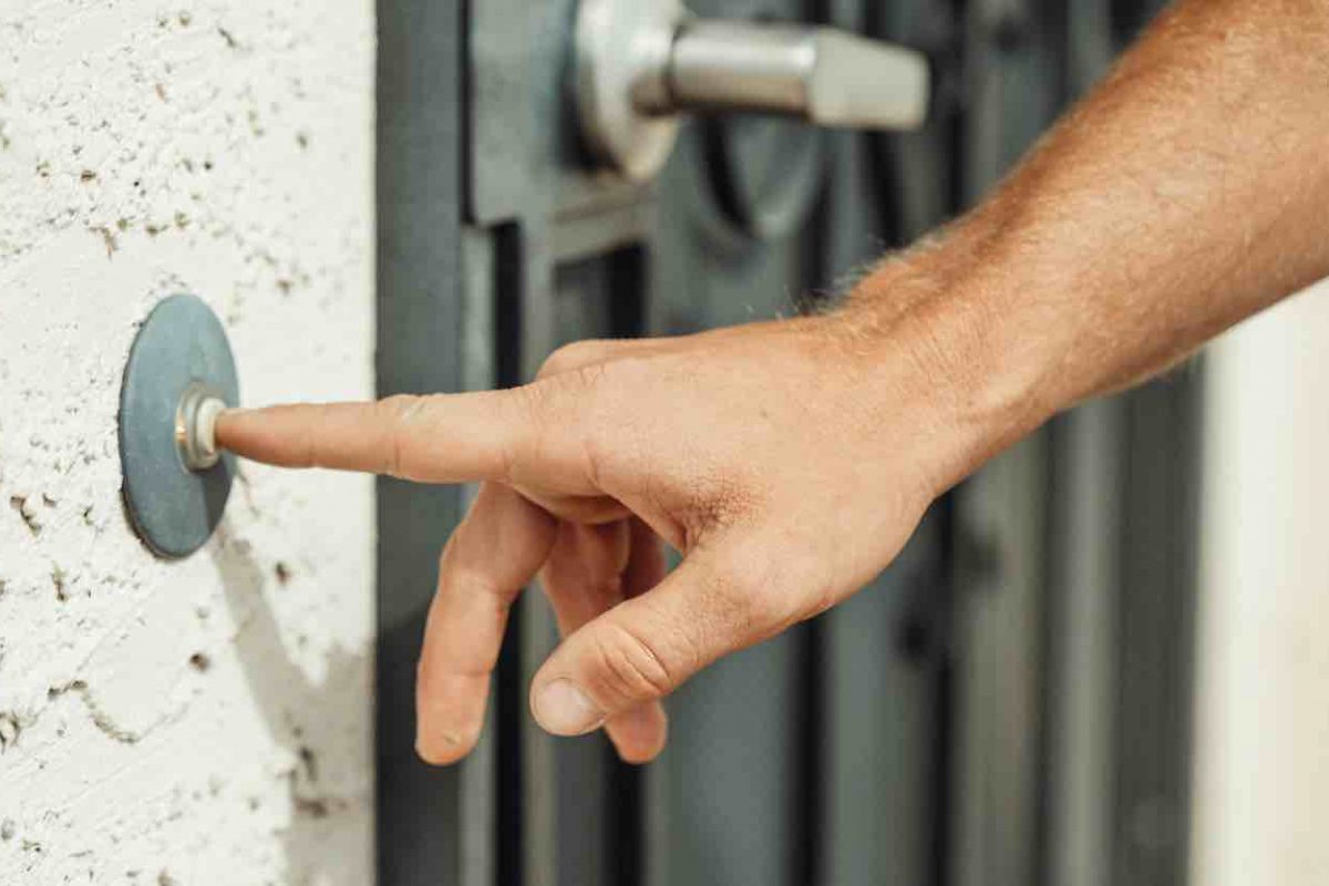 “Sono un avvocato”: se bussano alla tua porta dicendoti così non aprire | In pochi minuti ti tolgono soldi e preziosi