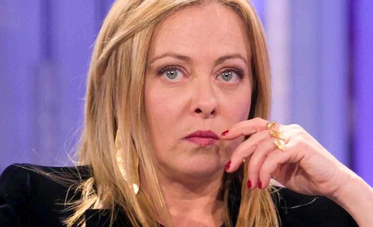 Terrore all’alba: quella scritta contro Meloni fa ripiombare l’Italia negli anni più bui | simboli BR e politica sotto choc