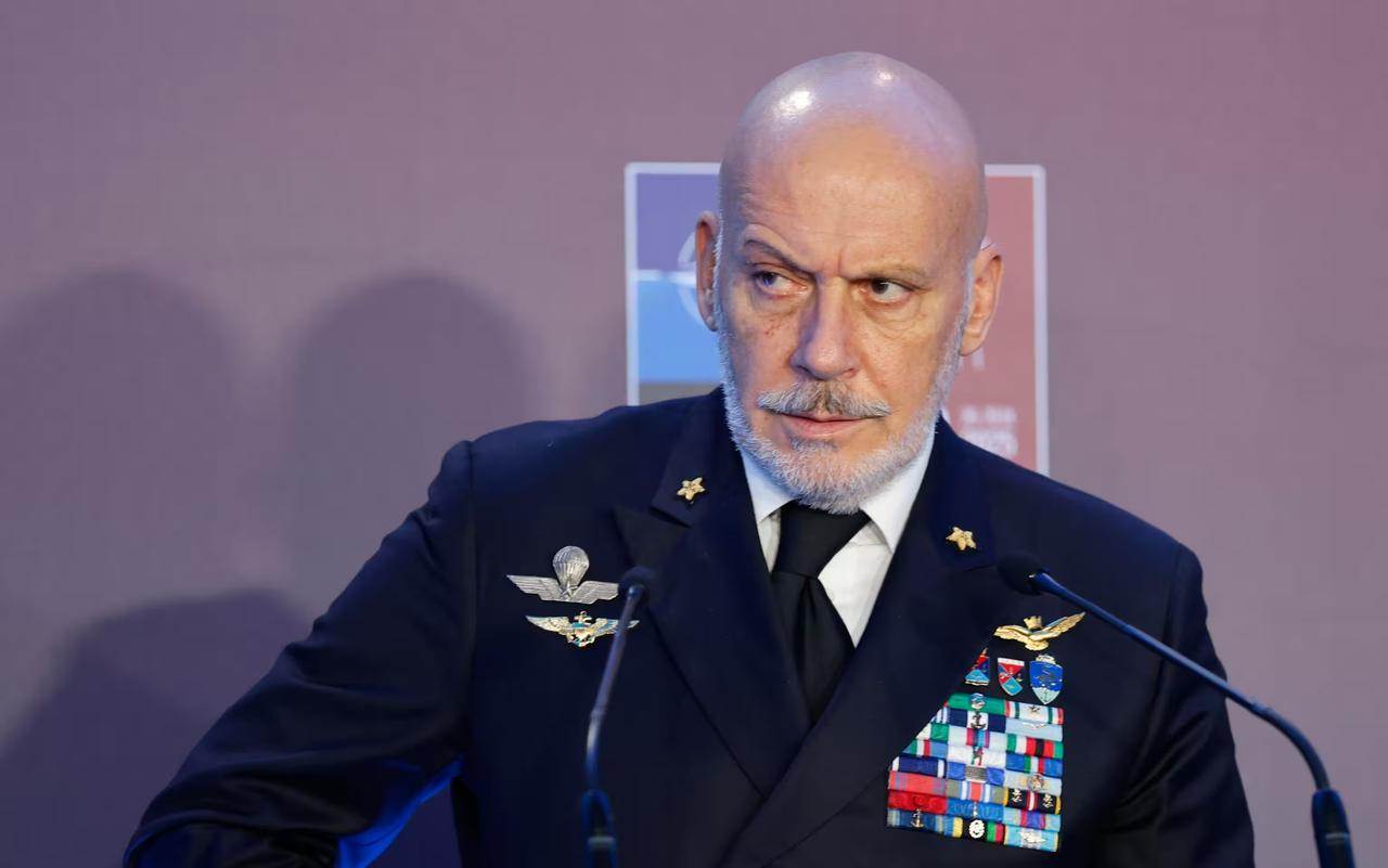 “Attacchi preventivi” alla Russia: le parole dell’ammiraglio Cavo Dragone che hanno incendiato la politica