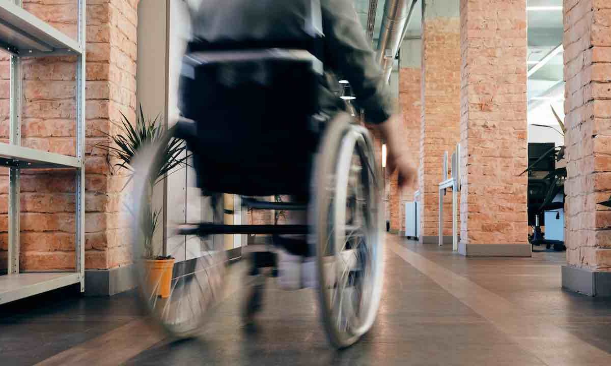 Sedia a rotelle che cammina (pexels)