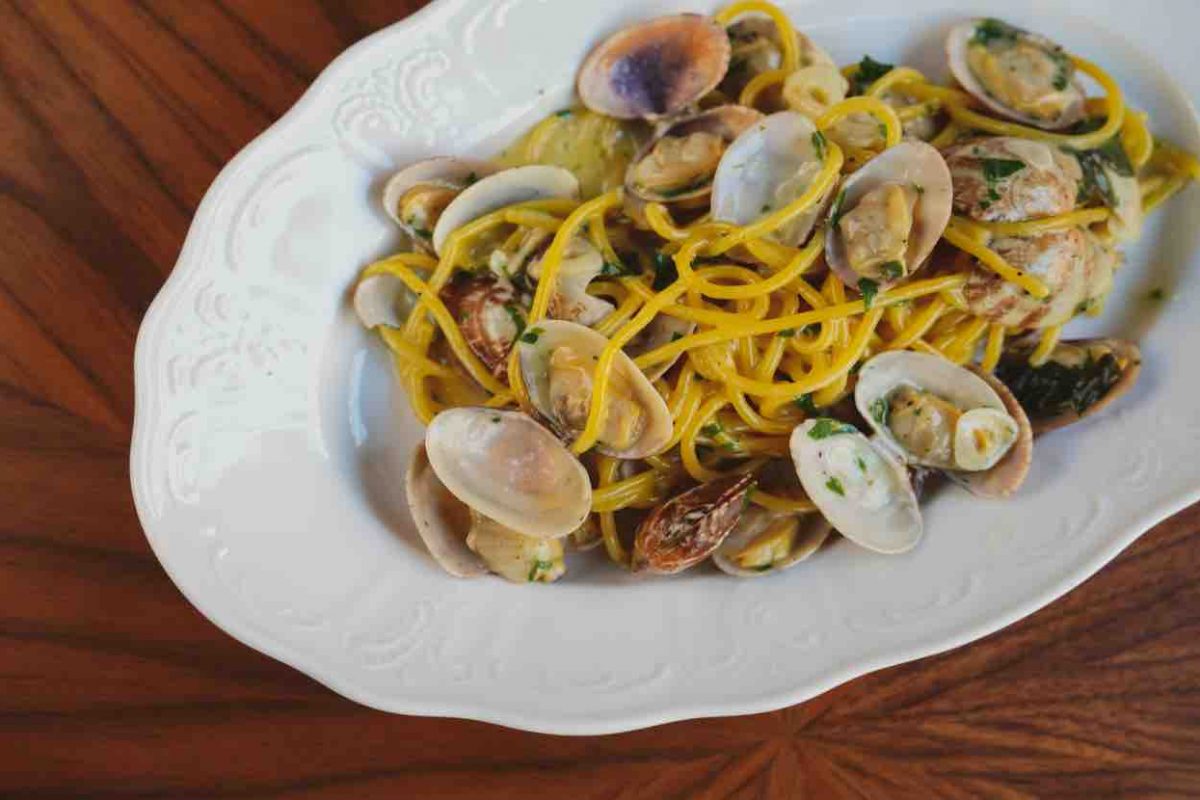 Pasta alle vongole, la ricetta natalizia di Antonino Cannavacciuolo: c’è un ingrediente segreto che la rende così buona | Squisita e cremosa