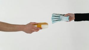 Scambio soldi (pexels)